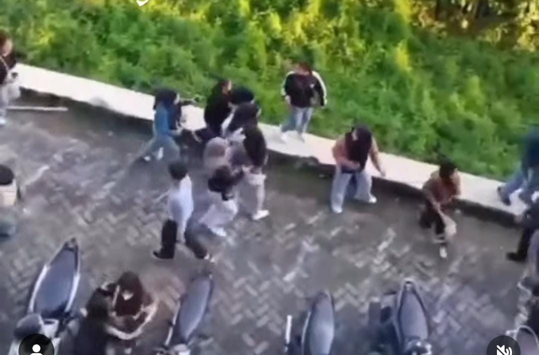 Emosi Tim Idola Kalah, Suporter Futsal dari SMK Tawuran di GOR Unesa