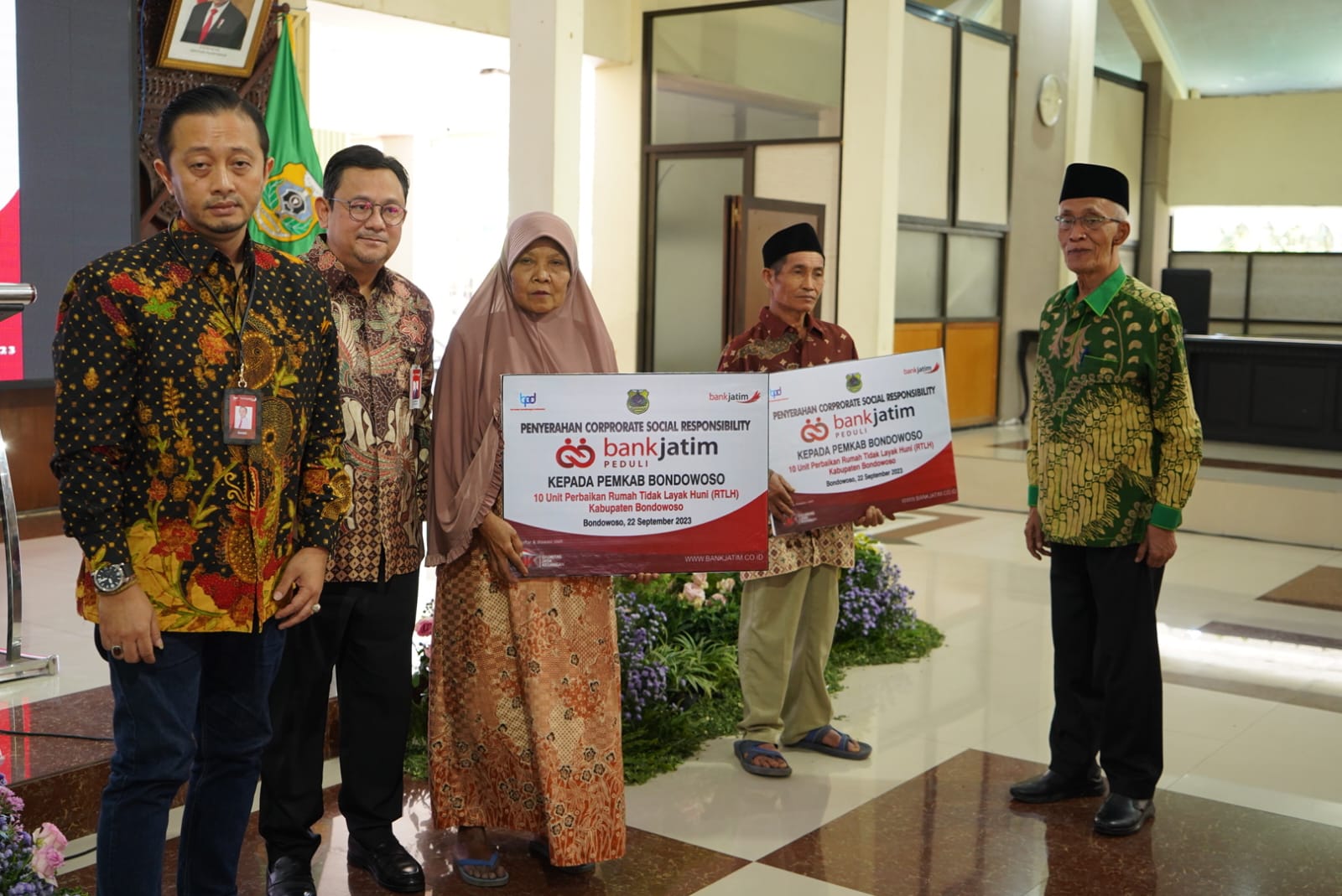 Bank Jatim Serahkan CSR Rehabilitasi RTLH kepada Pemkab Bondowoso