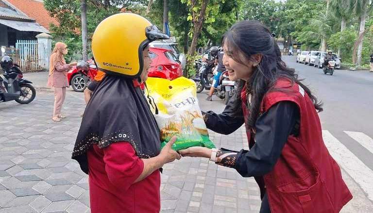 Ditreskrimsus Polda Jatim Gelar Pasar Murah di Rungkut, Dua Ton Beras Ludes dalam Satu Jam