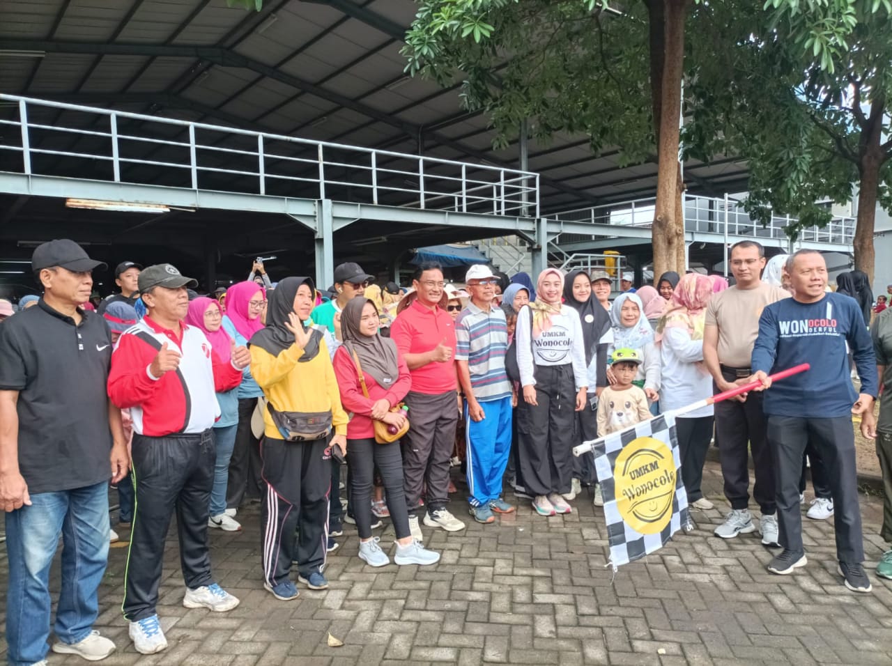 Polsek Wonocolo Amankan Jalan Sehat Hari Ibu, Pastikan Kegiatan Berjalan Lancar