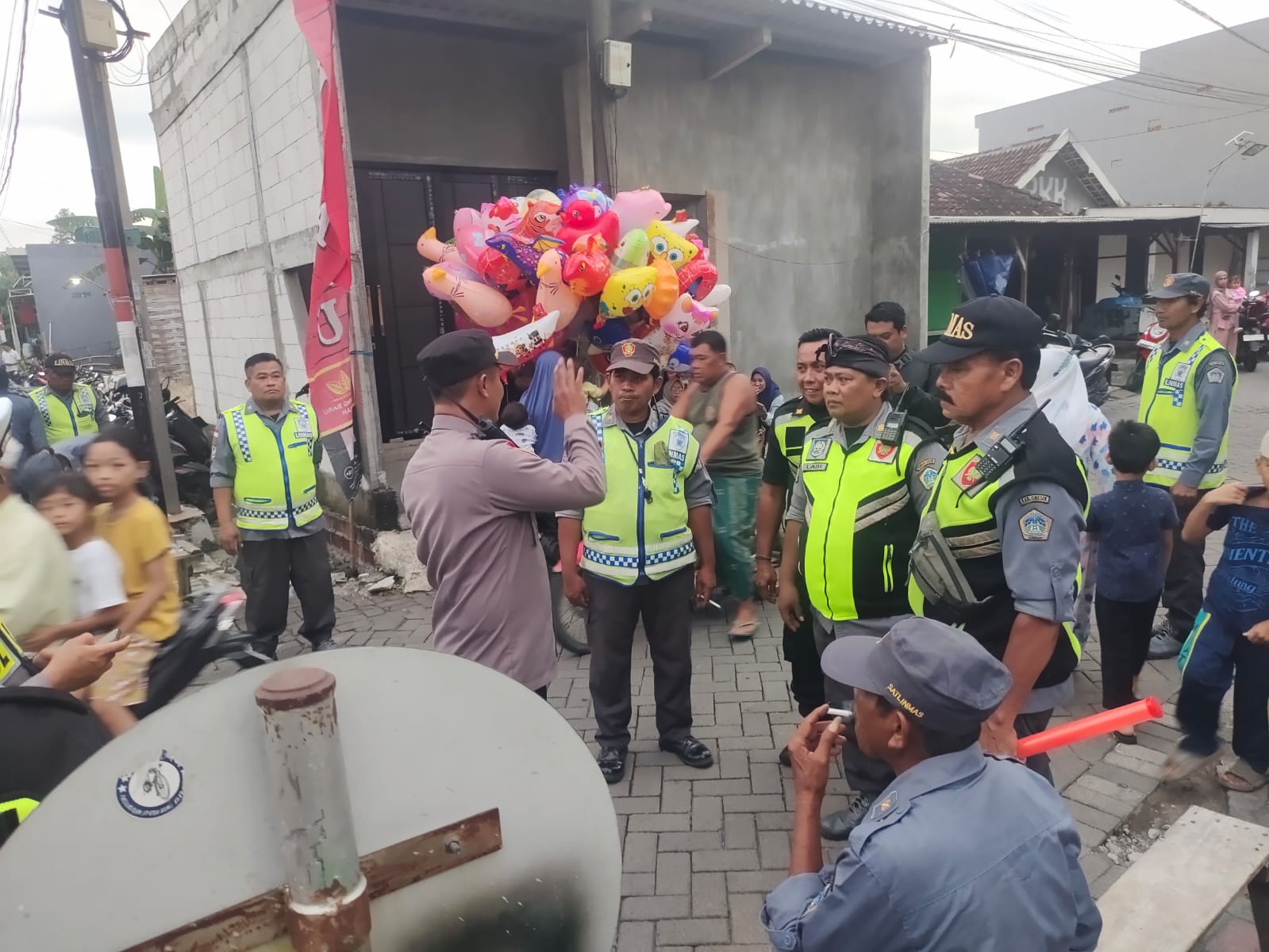 Pengamanan Humanis Polisi Warnai Pawai Ogoh-Ogoh di Menganti, Ribuan Warga Antusias