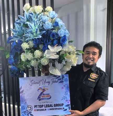 Karangan Bunga dari TOP Legal Group Warnai HUT Ke-7 Memorandum.co.id
