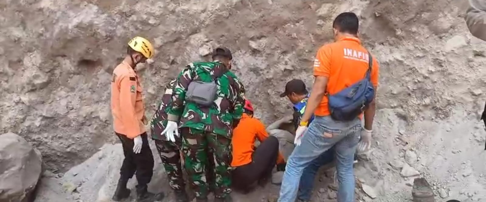 Butuh 24 Jam Proses Evakuasi Jenazah Korban Longsor Magetan