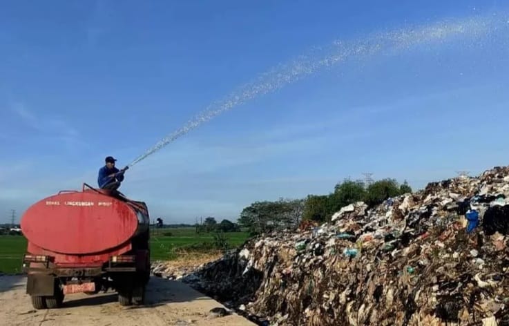 Cegah Kebakaran saat Kemarau, DLH Kota Mojokerto Pembasahan TPA 