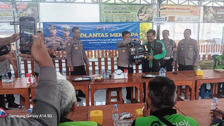 Kapolres Bojonegoro Makan Siang Bareng Ojol dan Serahkan Bantuan Sosial