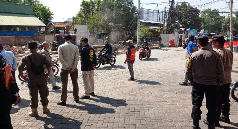 Polsek Gayungan Amankan Pembongkaran Bangunan Liar di Aset Pemprov  