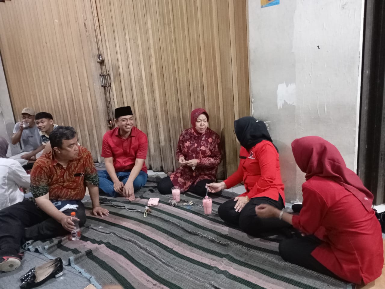 Risma Borong Tikar Perajin di Pasar Legi Jombang