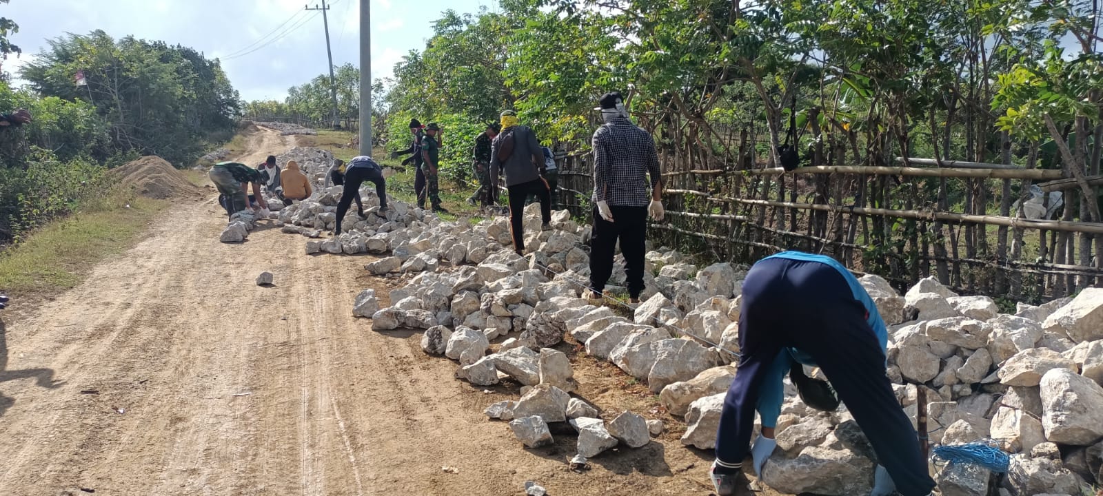 Angkat Batu untuk Jalan Makadam, Satgas Bergotong Royong Bantu Waga