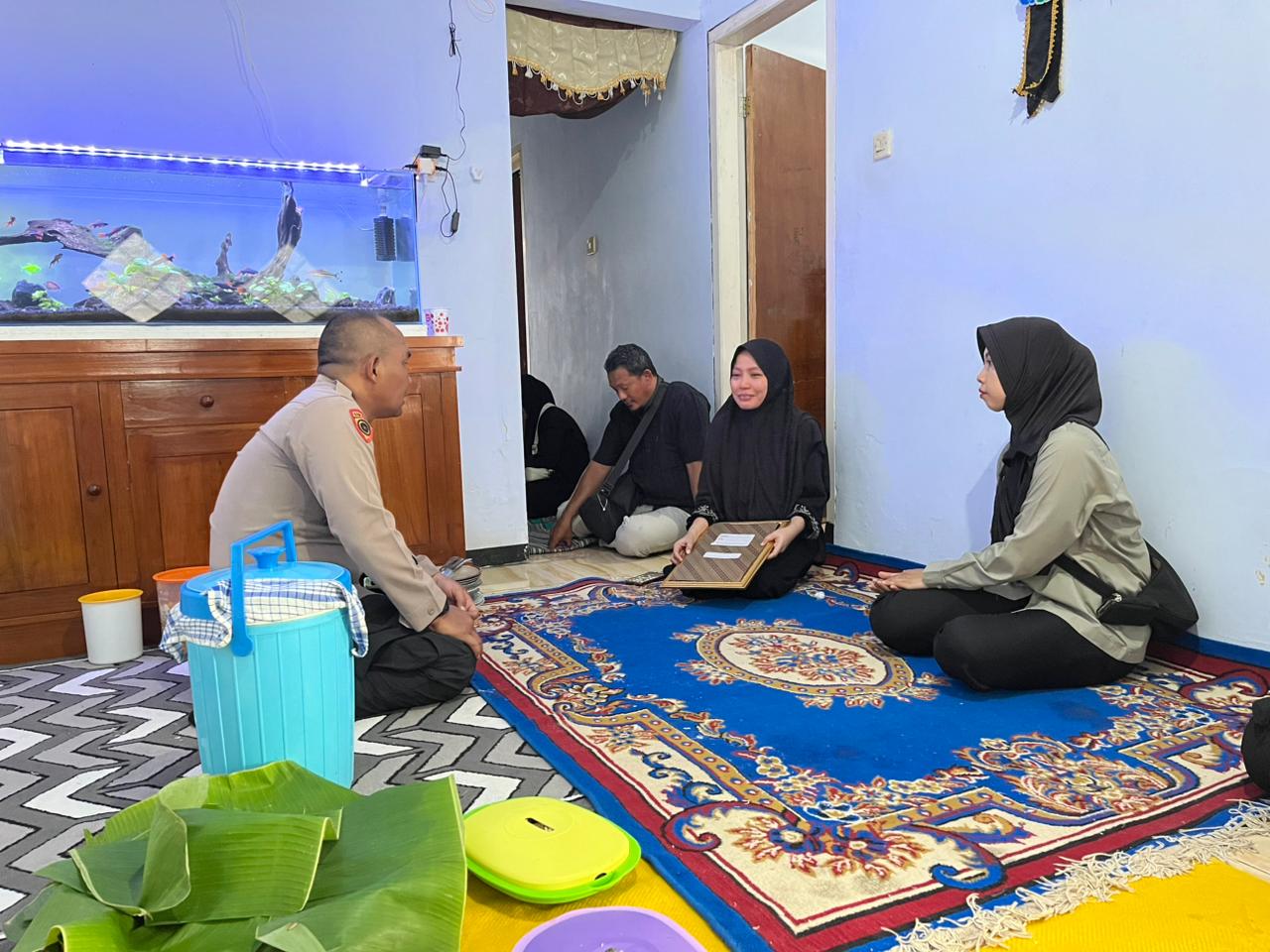 Kapolda Jatim Beri Santunan kepada Keluarga Anggota Polres Lumajang yang Meninggal Dunia