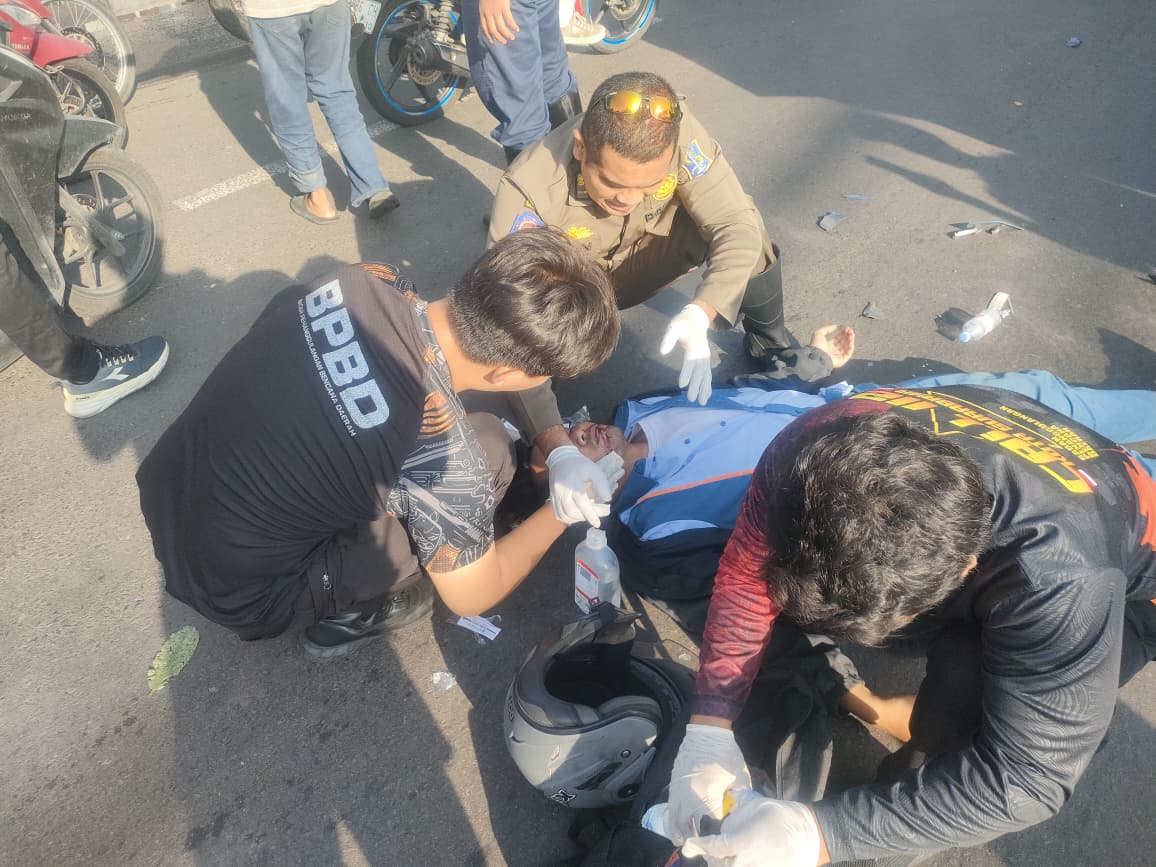 Tabrak Bokong Truk di Romokalisari, Pemotor Terkapar