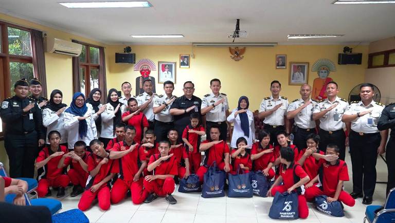 Imigrasi Soekarno-Hatta Berbagi di Hari Bhakti Imigrasi Ke-76 dengan Kunjungi Panti Sosial Kalideres