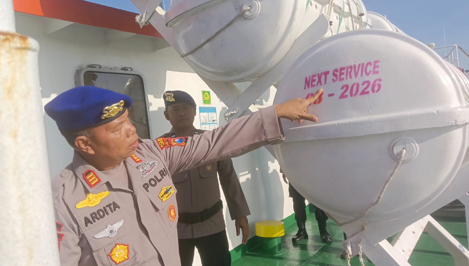 Pastikan Penumpang Aman Selama Nataru, Satpolairud Polres Gresik Cek Kelayakan Kapal