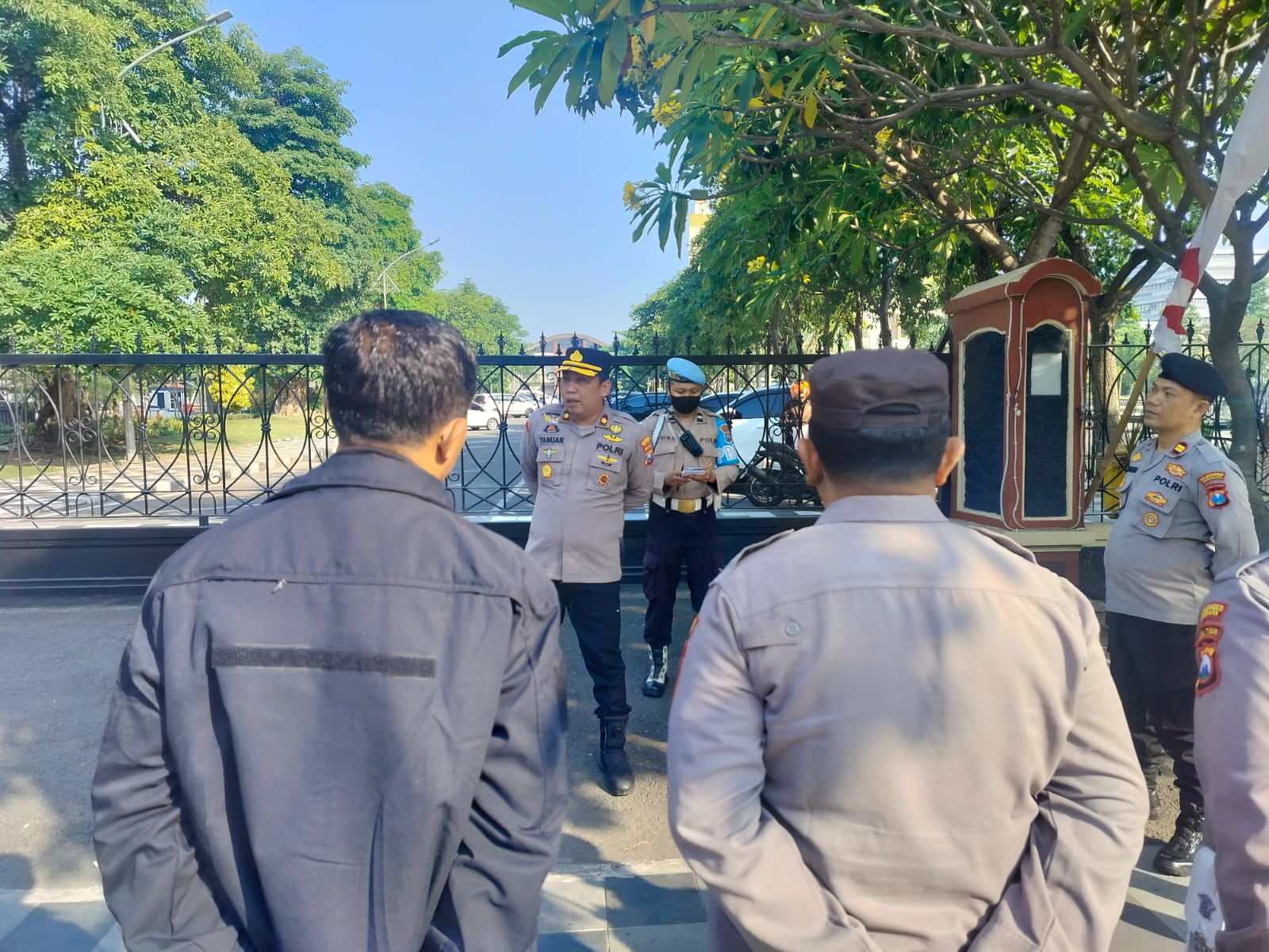 Polsek Gayungan Siagakan Personel Kawal Aksi Damar Indonesia di Depan Polda Jatim