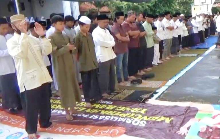 Ratusan Siswa SMPN 8 Kota Pasuruan  Salat Gaib dan Galang Dana untuk Korban Bencana Sumatra-Aceh