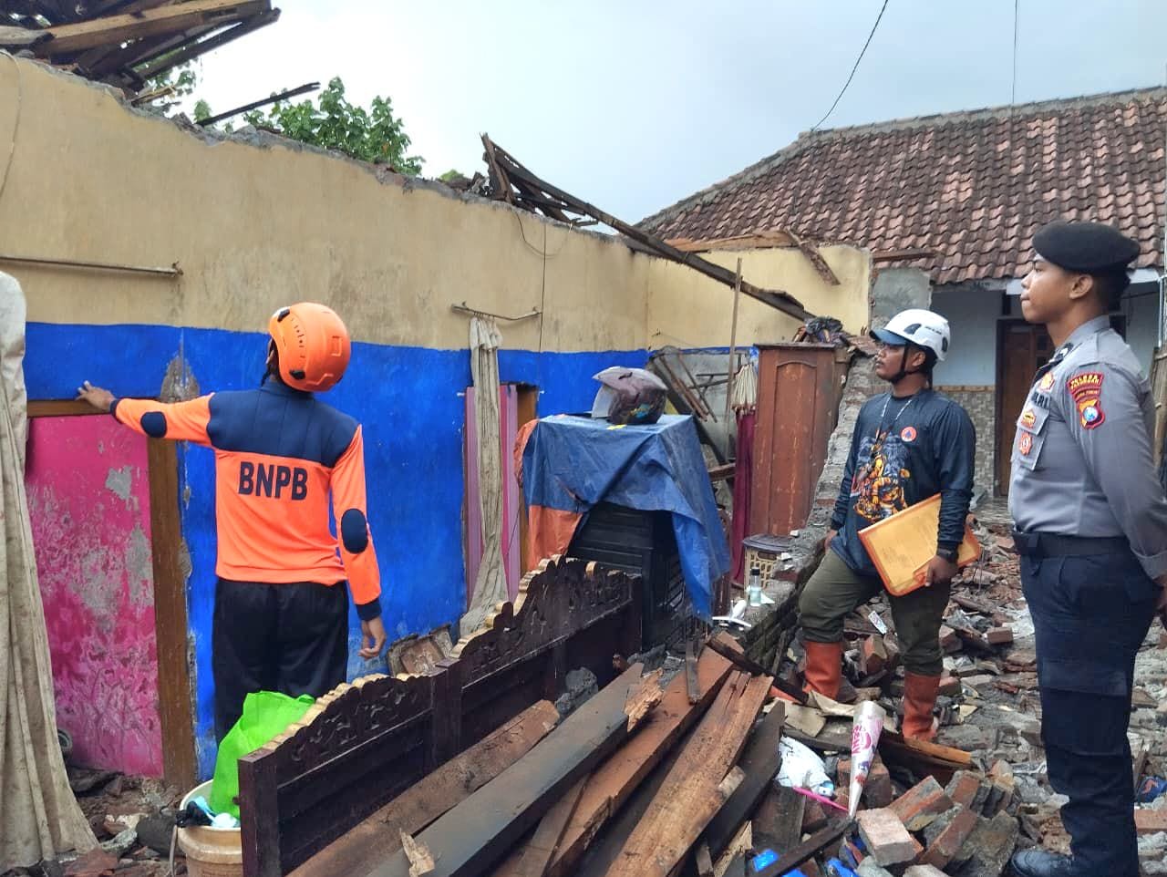 Angin Kencang dan Hujan Deras Rusak Rumah Warga Pasuruan