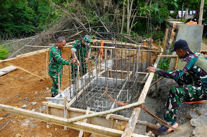  Dandim Sumenep Kawal Pengecoran Pondasi Jembatan Perintis Garuda di Ambunten