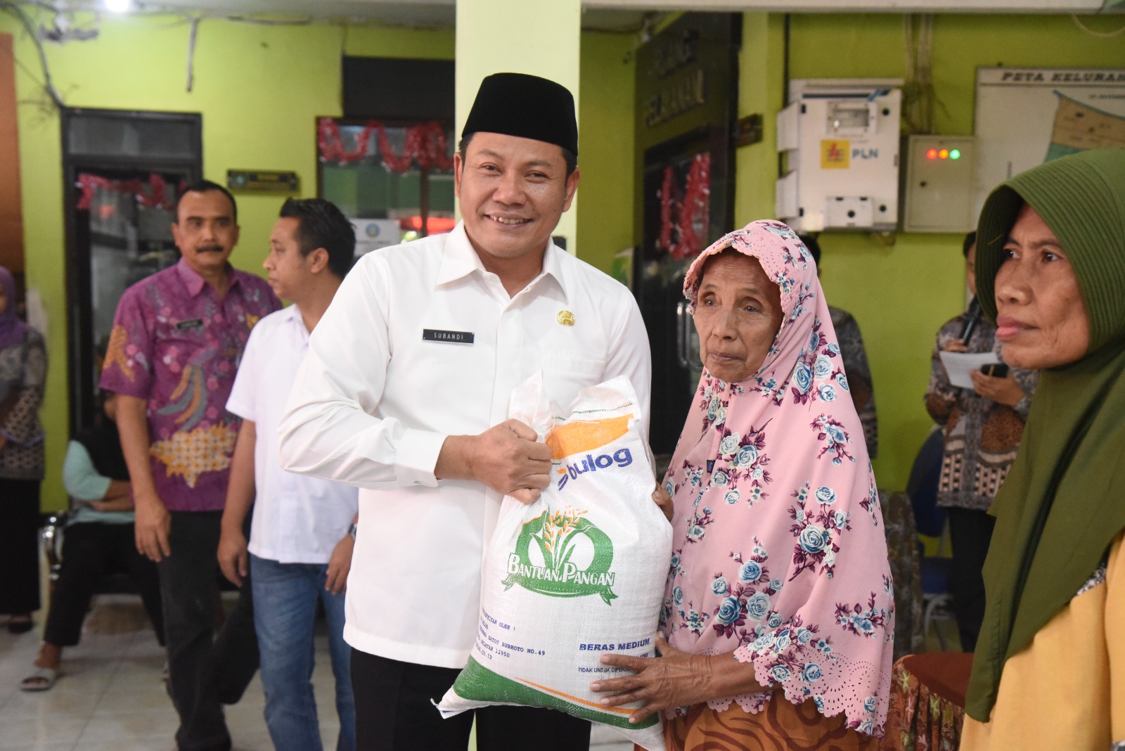 Jumat Berkah, Warga Sidoarjo Terima Bantuan Beras