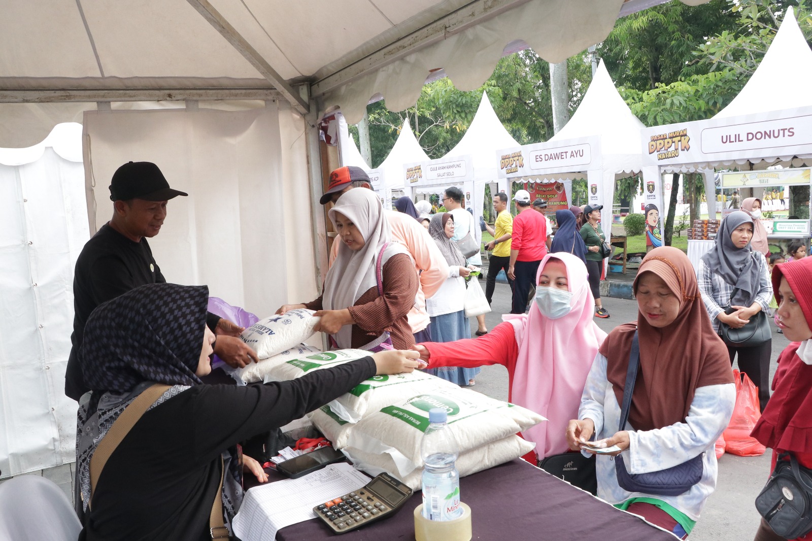 Jelang Nataru, DPPTK Ngawi Gelar Pasar Sembako Murah 