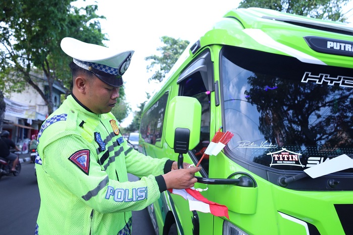 Polres Gresik Bagikan 160 Bendera Merah Putih Semarakkan HUT Ke-81 Kemerdekaan RI 