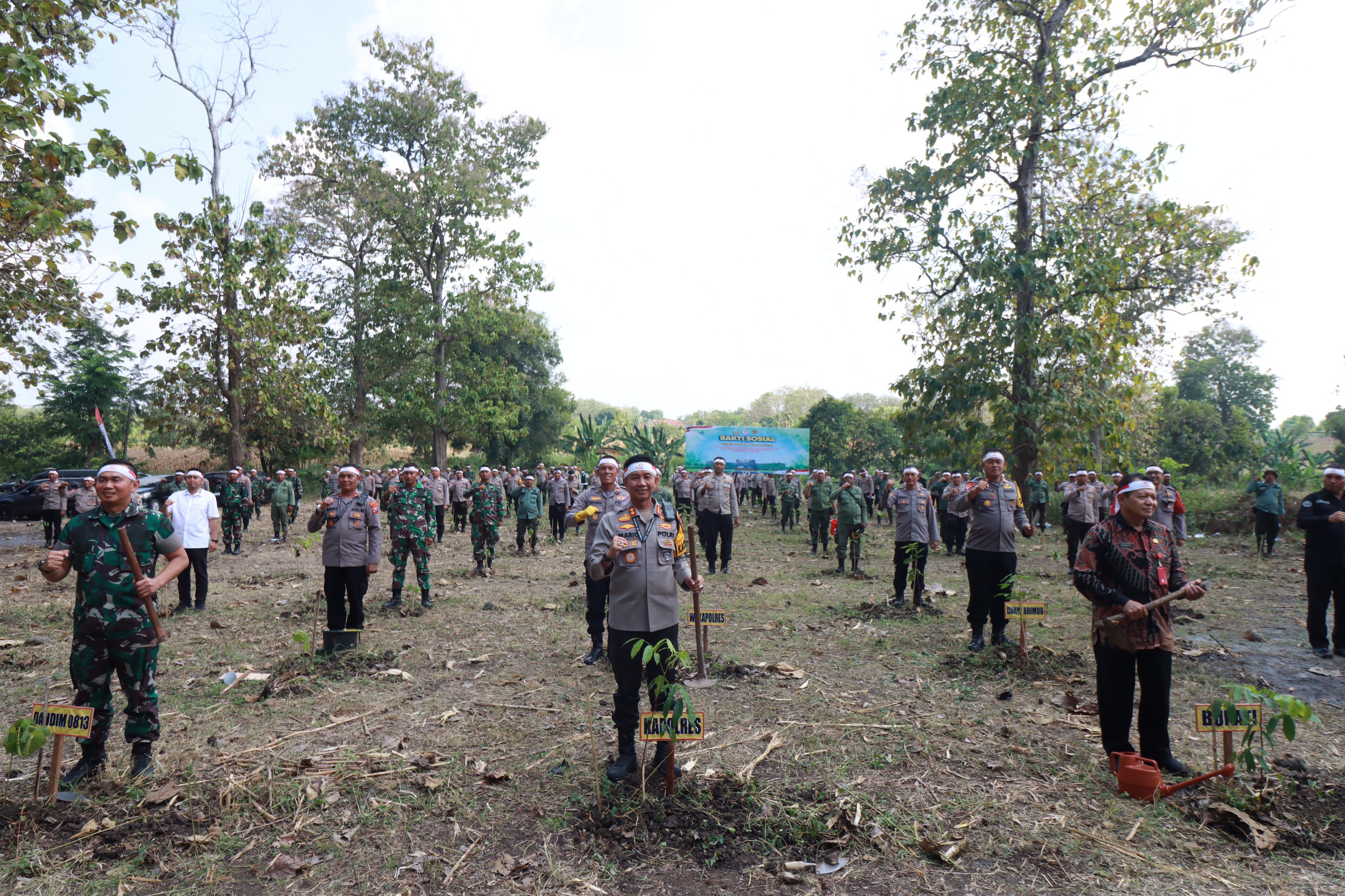 Jelang Hari Bhayangkara Ke-78, Polres Bojonegoro Salurkan 2.000 Bibit Sayuran dan Lele serta Tanam 1.500 Pohon