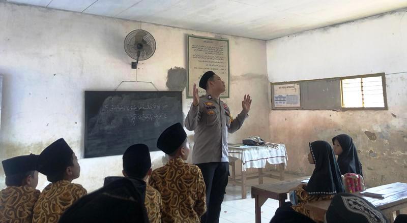 Peduli Dunia Pendidikan, Bhabinkamtibmas Sambilangan Jadi Sukarelawan Guru di Madrasah Al-Hidayah