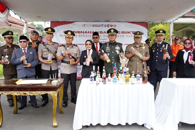 Pemkab Kediri Musnahkan Miras dan Rokok Ilegal saat HUT Satpol PP Damkar Linmas