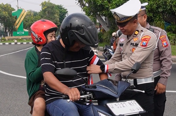 Polisi Sidoarjo Ajak Pengendara Heningkan Cipta untuk Hormati Jasa Pahlawan