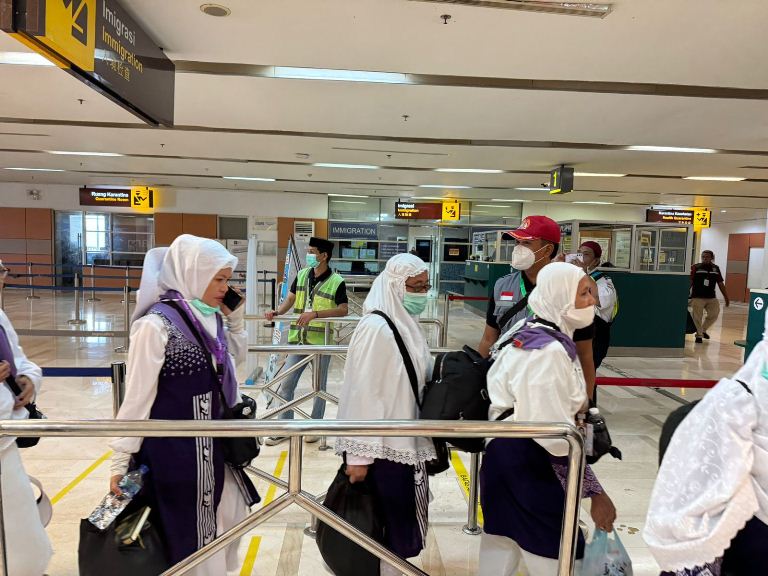 Siagakan Petugas Keimigrasian, Kanim Ambon Layani 1.067 Jemaah Haji Maluku Debarkasi Makassar 
