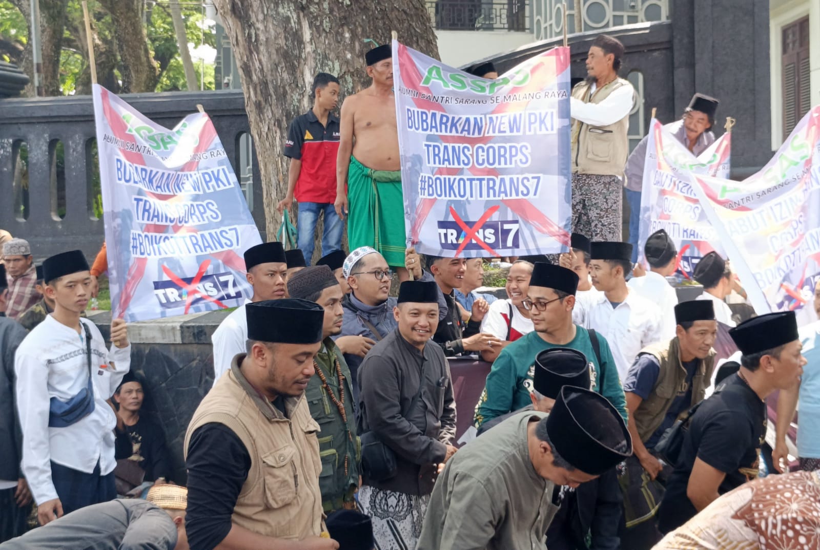 Santri Bela Kiai di Kota Malang Turun Jalan, Ini Tuntutannya
