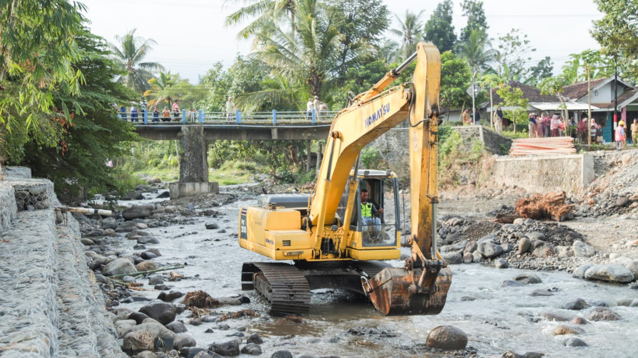Ambrol Diterjang Banjir, Pemkab Jember Lebarkan Jembatan Kemuningsari Lor-Badean Jadi 5 Meter