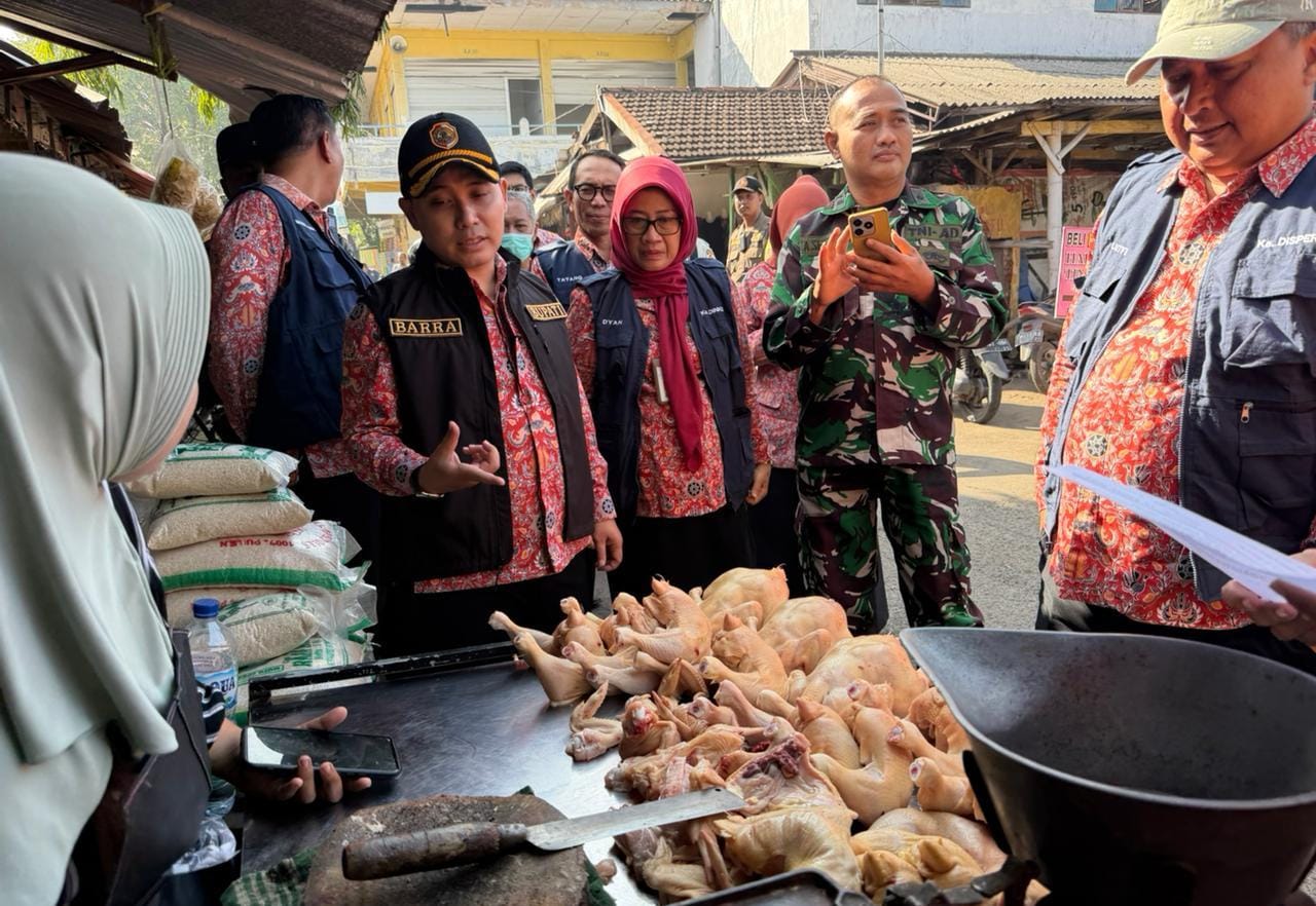 Bupati Mojokerto Sidak Pasar Raya Mojosari, Temukan Kandungan Formalin pada Ikan Asin