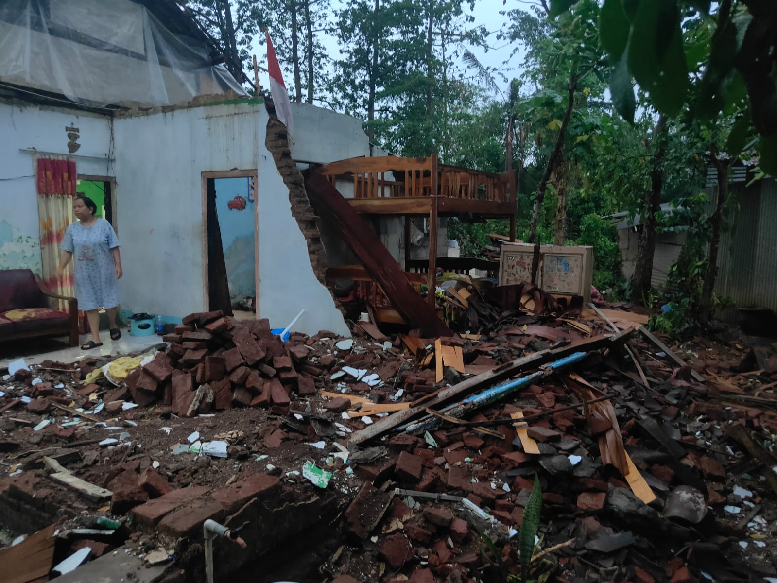 Angin Kencang Sapu Rumah Warga di Pasuruan