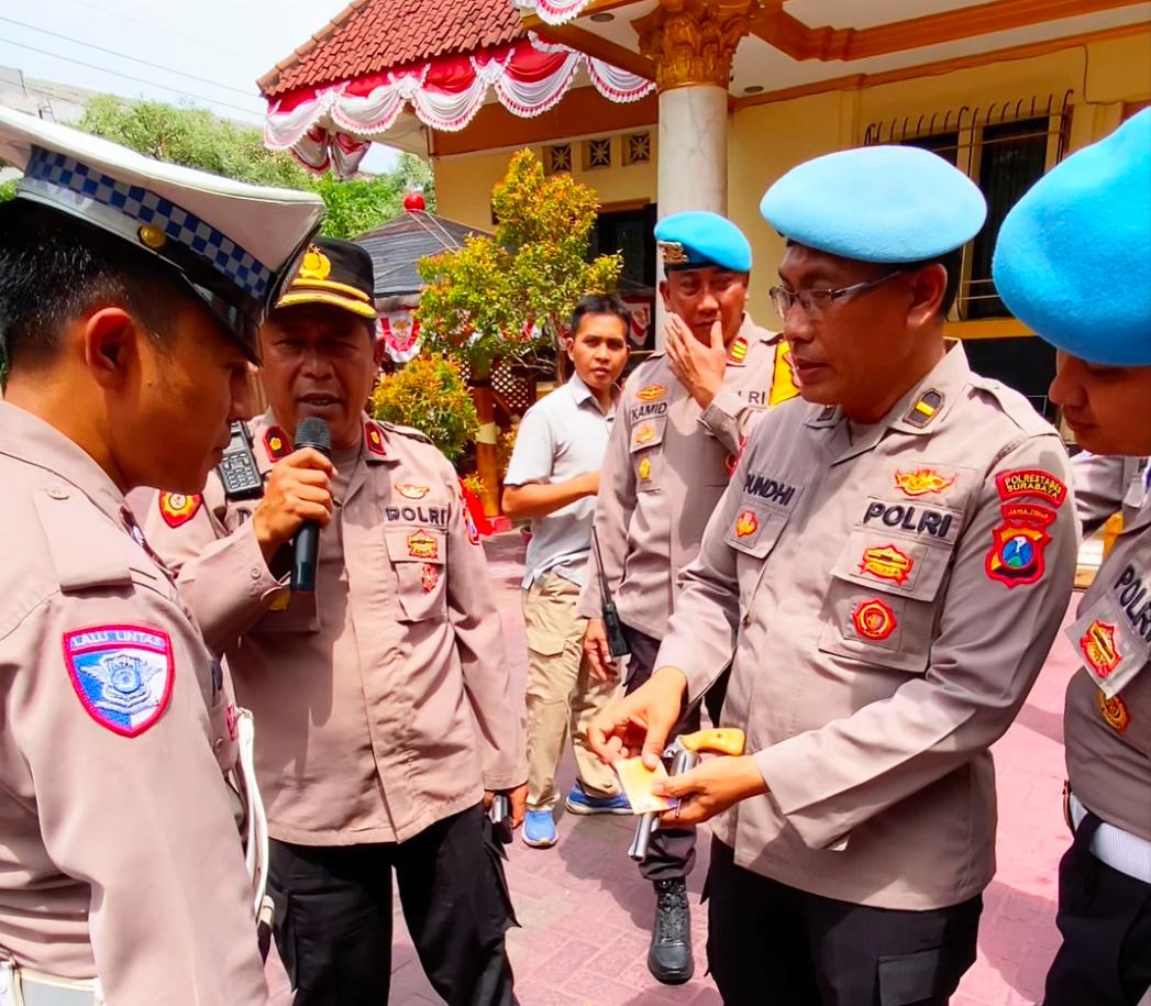 Sidak Propam di Polsek Simokerto, Penegasan Komitmen Berantas Judi Online dan Pinjol