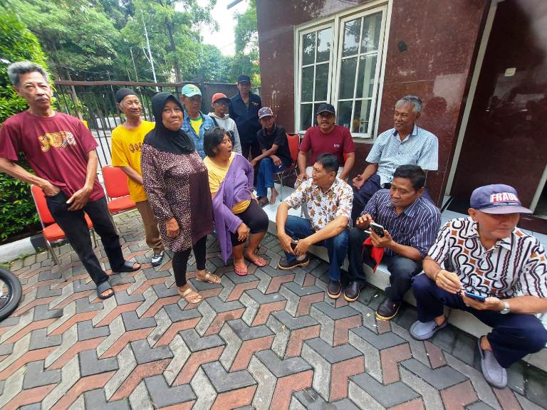 Keluhkan Bansos Tak Pernah Turun Sejak 2021, Warga Gersikan Datangi Rumah Aspirasi Armuji