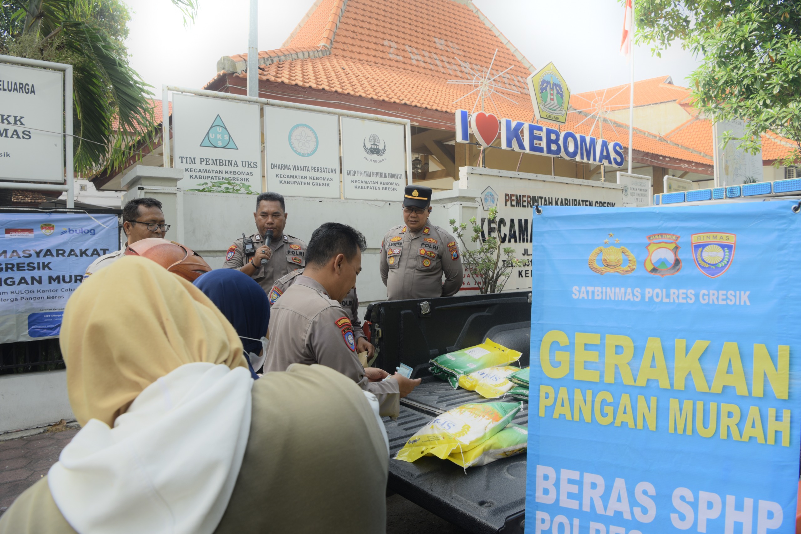 Gerakan Pangan Murah Polres Gresik Turun Langsung Bantu Warga Dapatkan Beras Terjangkau