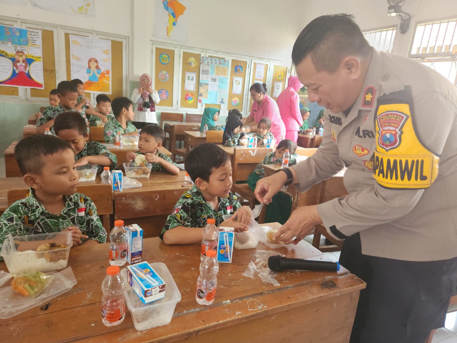 Polisi Bagikan Makan Siang Bergizi di SDN Gemurung