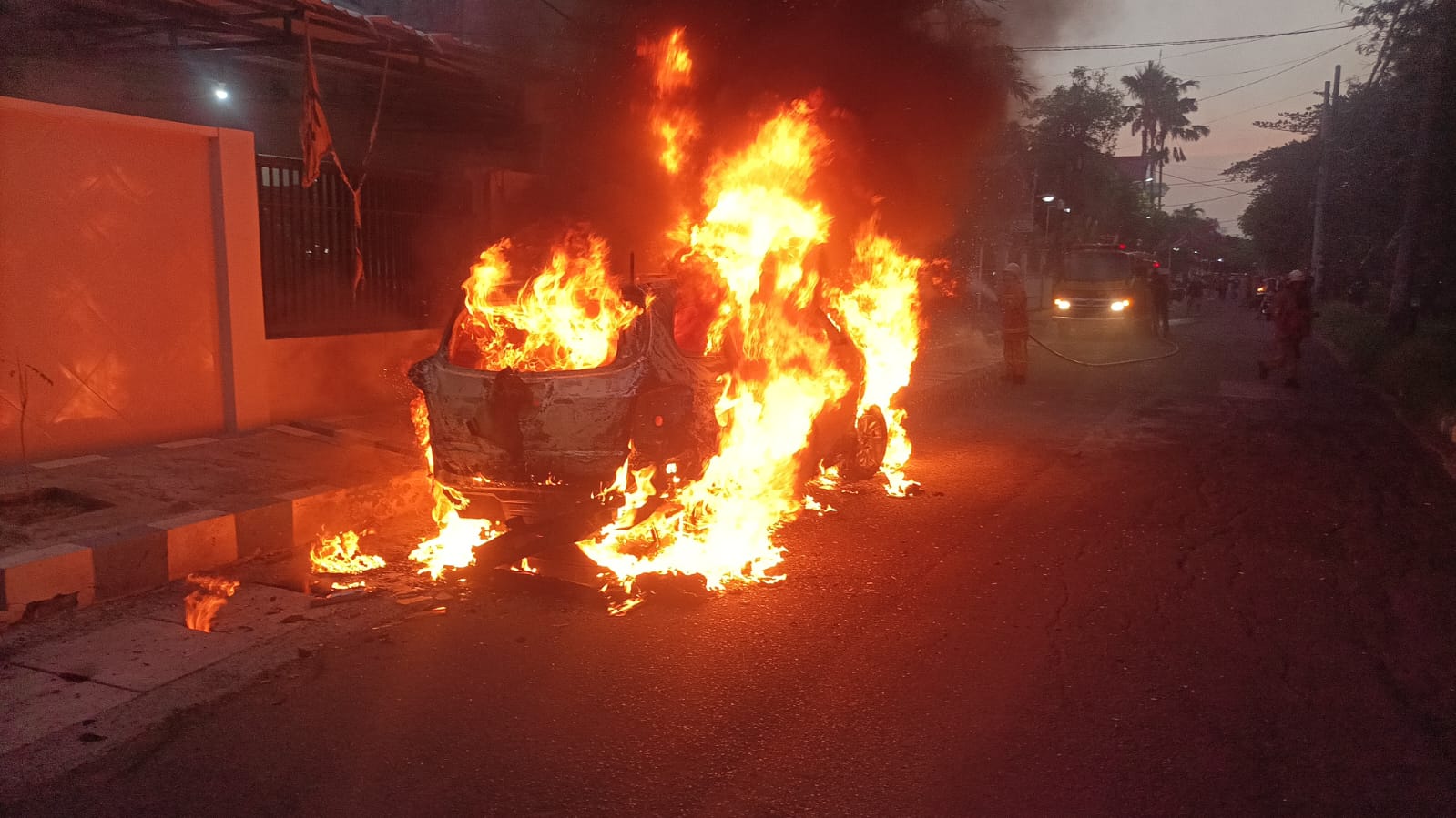 Api Ludeskan Chevrolet Spin di Menur Pumpungan