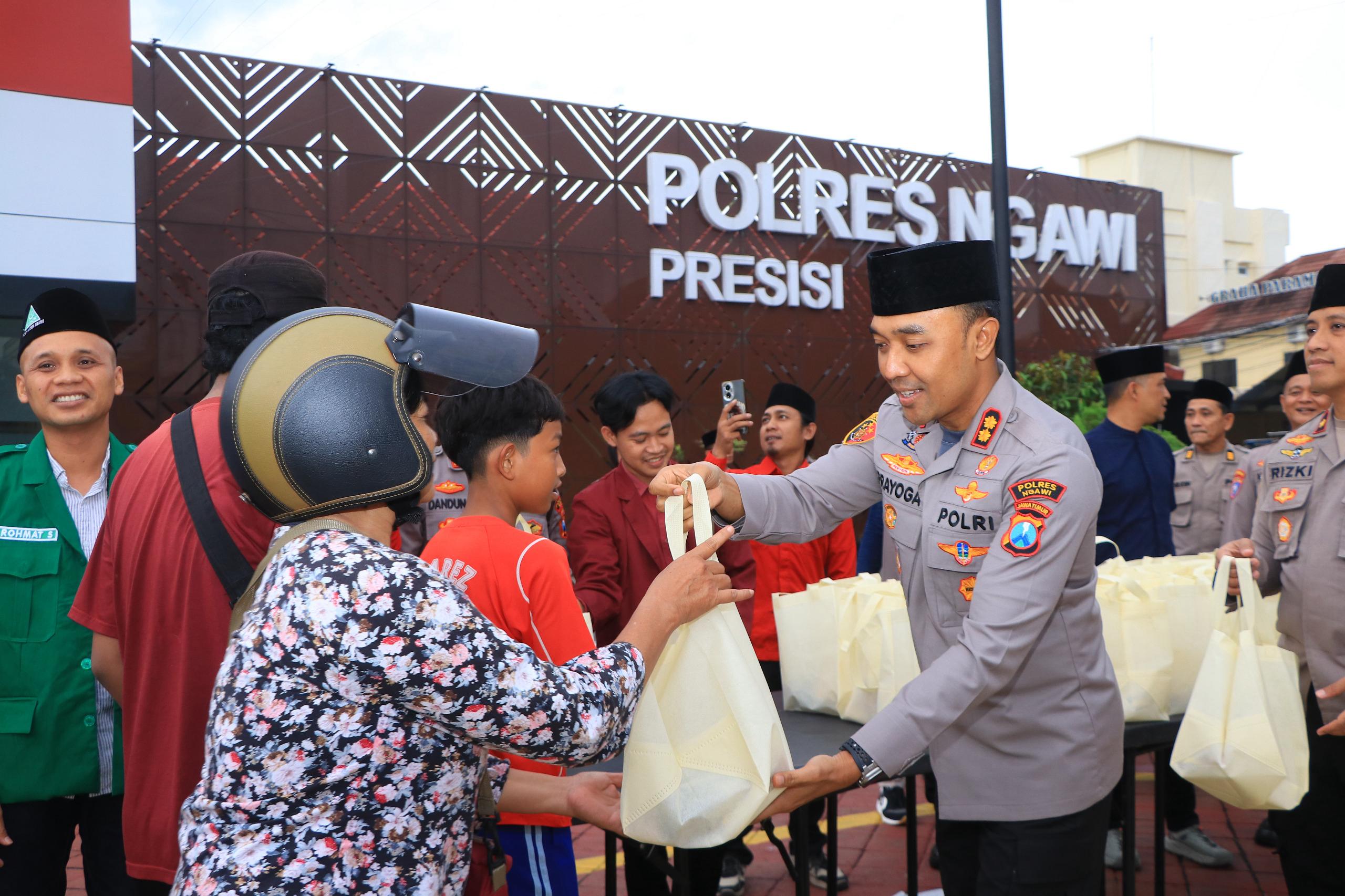 Indahnya Ramadan, Polres Ngawi Bersama Forpimda dan Elemen Masyarakat Berbagi Takjil untuk Warga