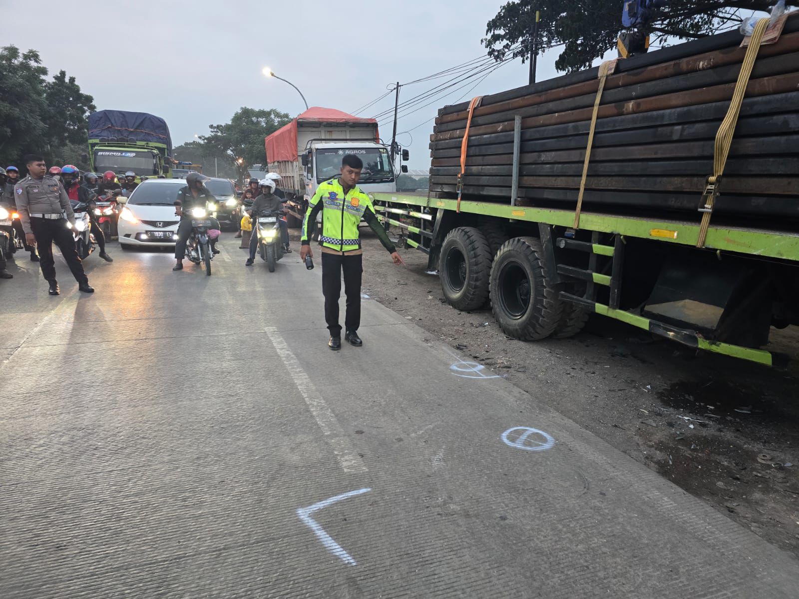 Tiga Kendaraan Terlibat Kecelakaan di Duduksampeyan, 3 Terluka