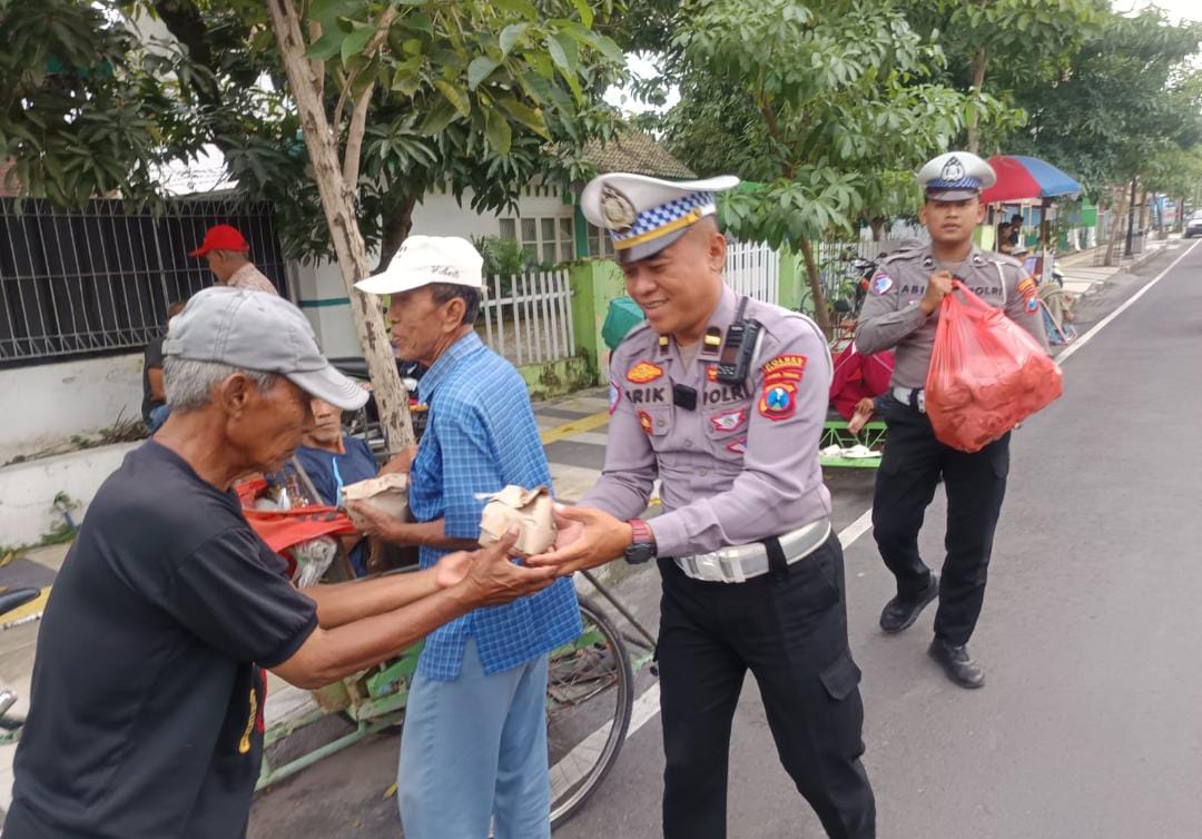 Ramadan, Satlantas Polres Bojonegoro Berbagi Takjil ke Warga