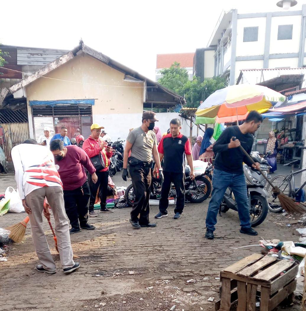 Polsek Tandes Bersama Tiga Pilar Pasar Sikatan Ciptakan Lingkungan Sehat dan Bersih