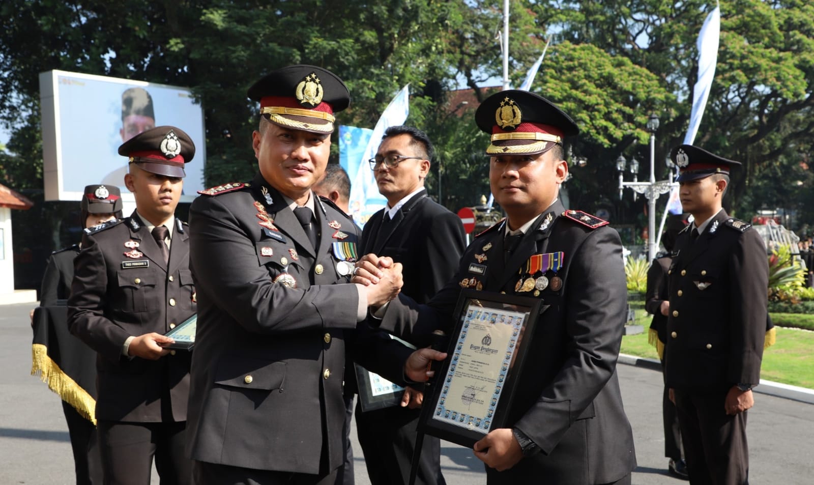 HUT Ke-79 Bhayangkara, 12 Personil Polresta Malang Kota Dapat Reward