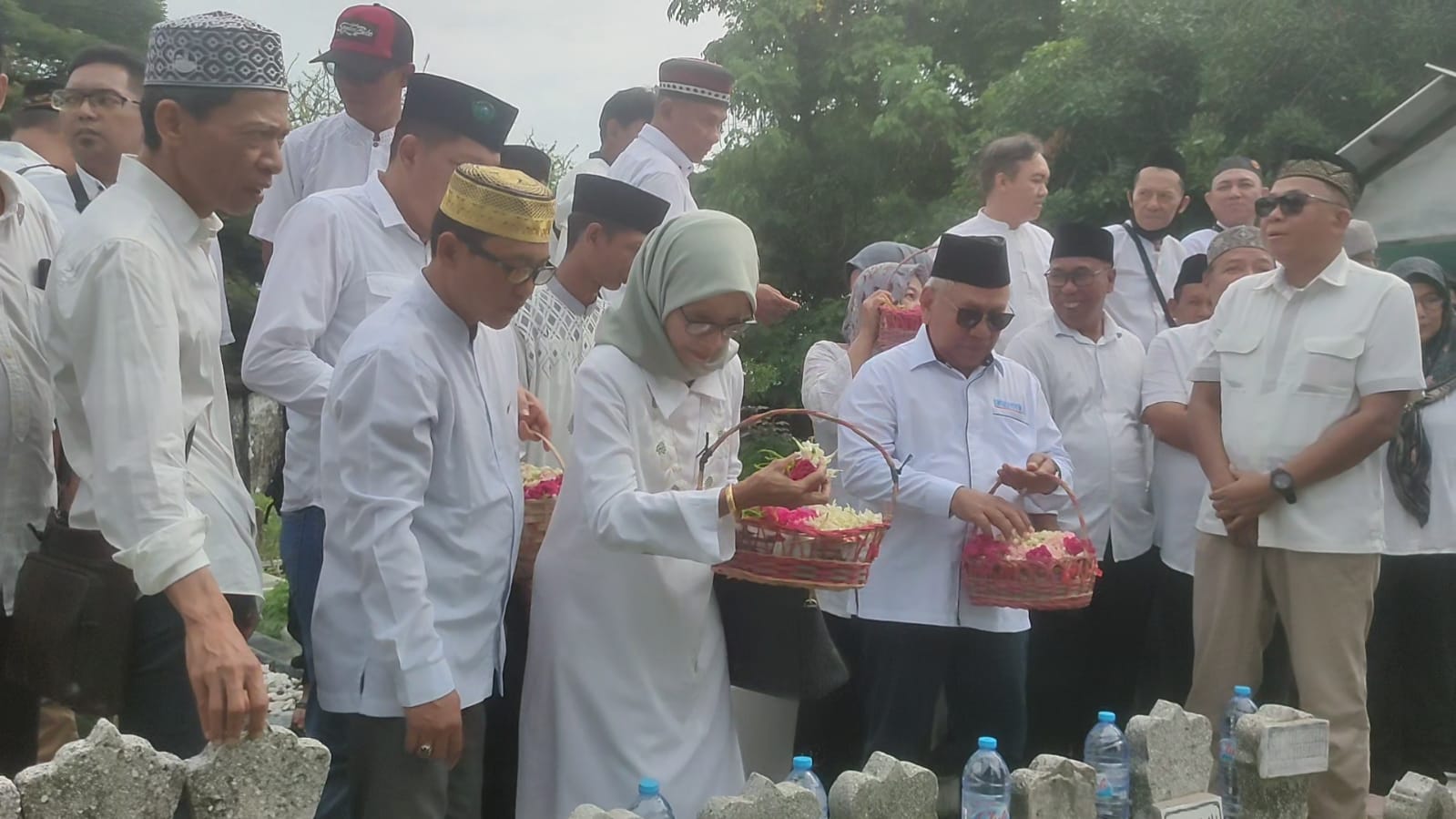 Ziarah Makam Pendiri Memorandum, Komisaris Tekankan Bekerja dan Membela Tanah Air