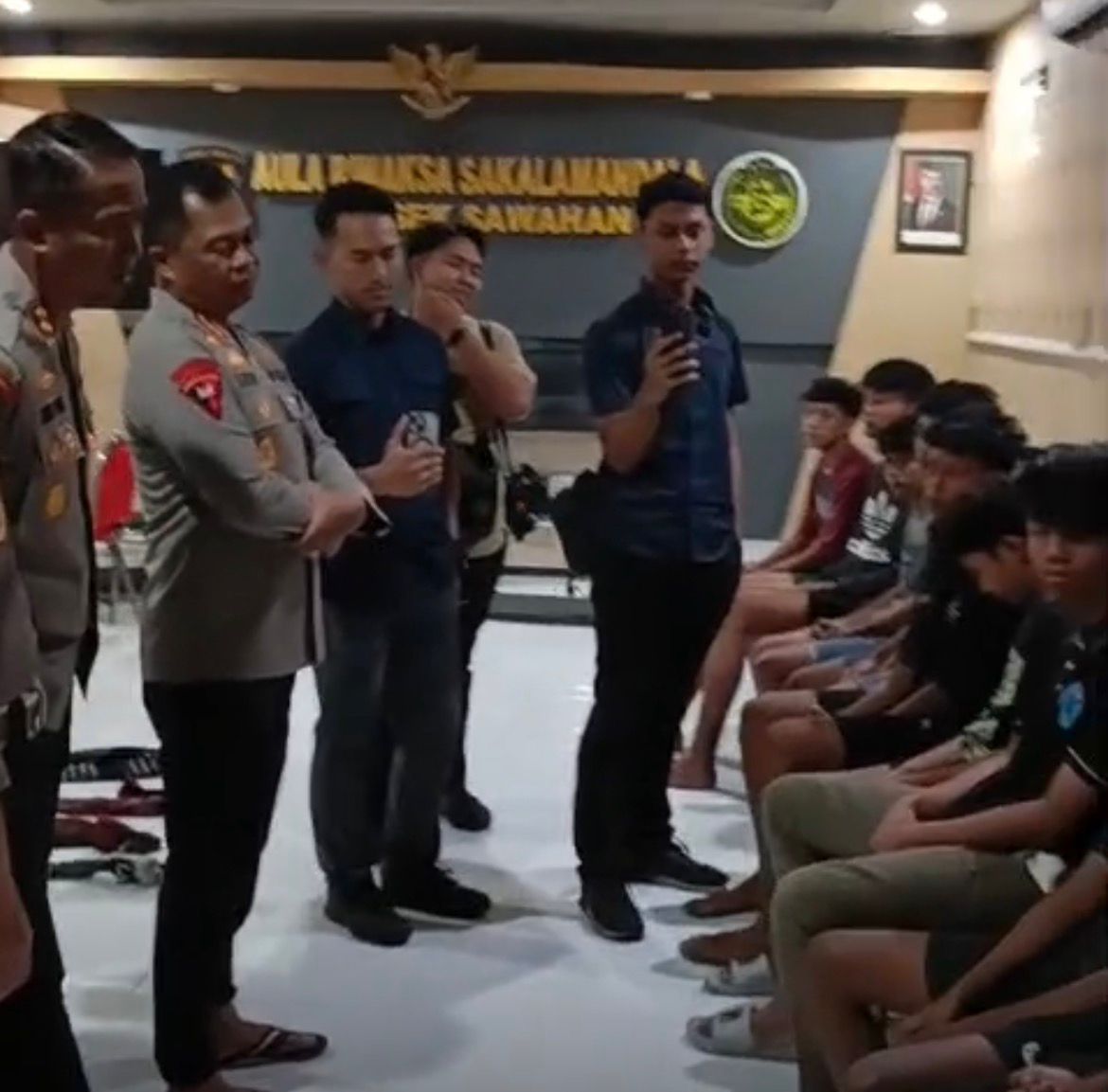 Tawuran Berkedok Perang Sarung, Belasan Pemuda Surabaya Diamankan Polisi