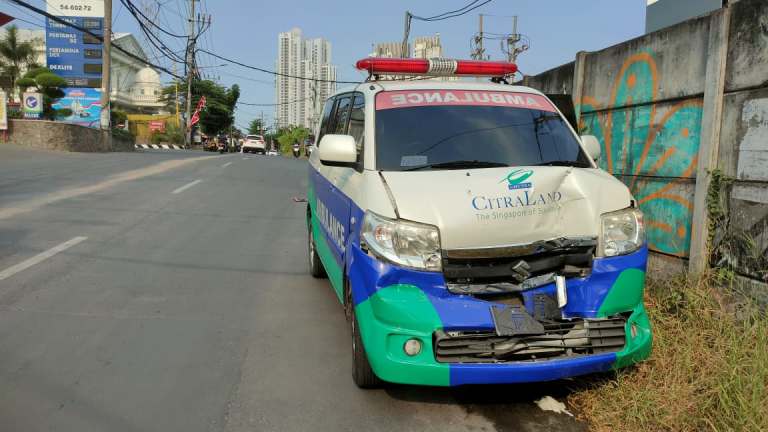 Ambulans Ciputra Hospital Tabrak Pikap di Depan SPBU Lontar Surabaya