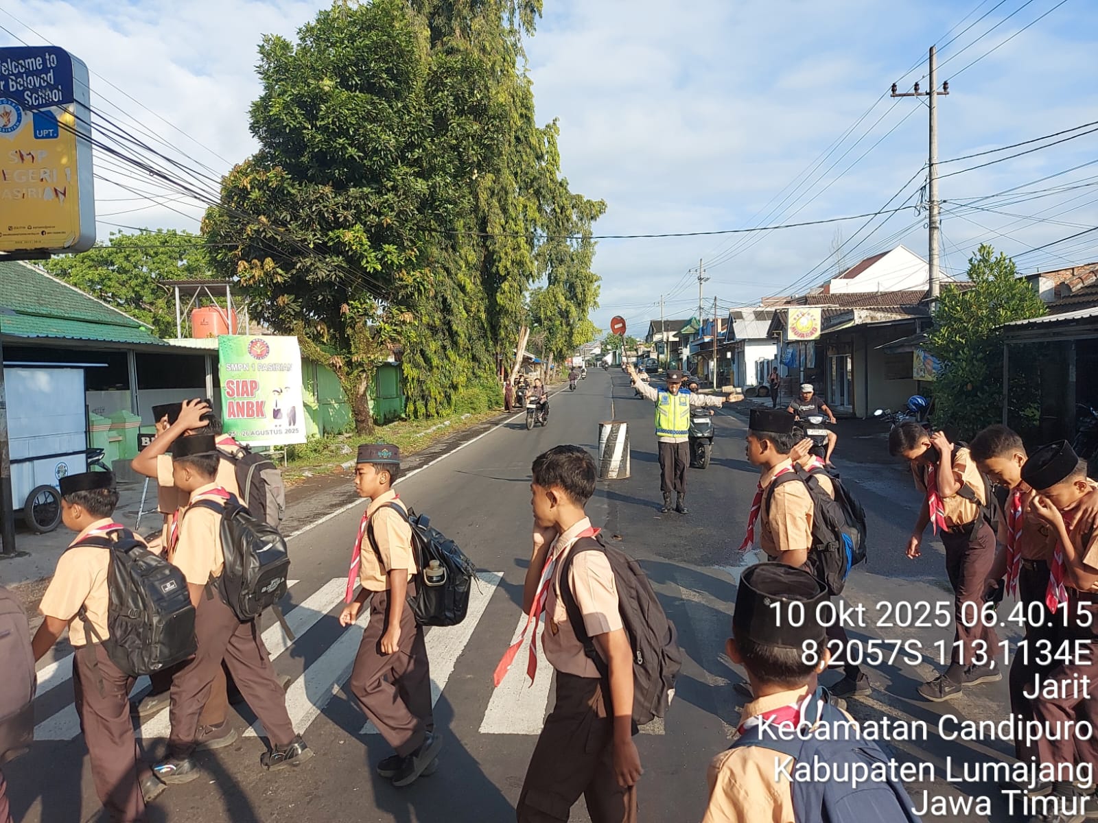 Polsek Jajaran Polres Lumajang Digerakkan Bantu Seberangkan Siswa dan Atur Lalu Lintas