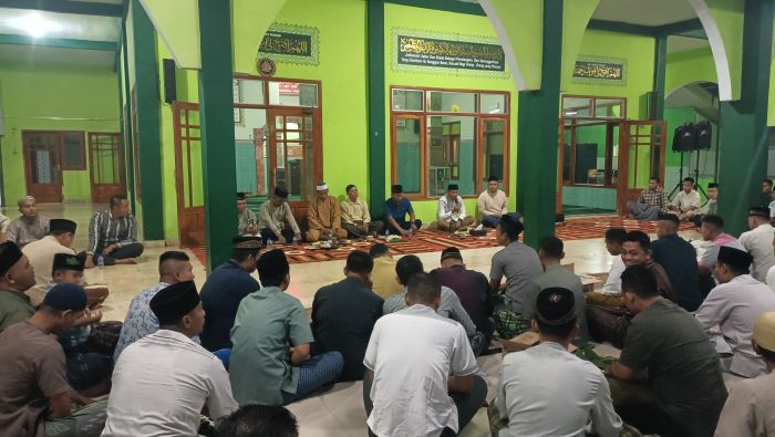 Salat Subuh Berjemaah di Masjid Al-Hikmah, Yonif Raider 509 Kostrad: Danbrigif 9/2 Berikan Tausiyah Semangat