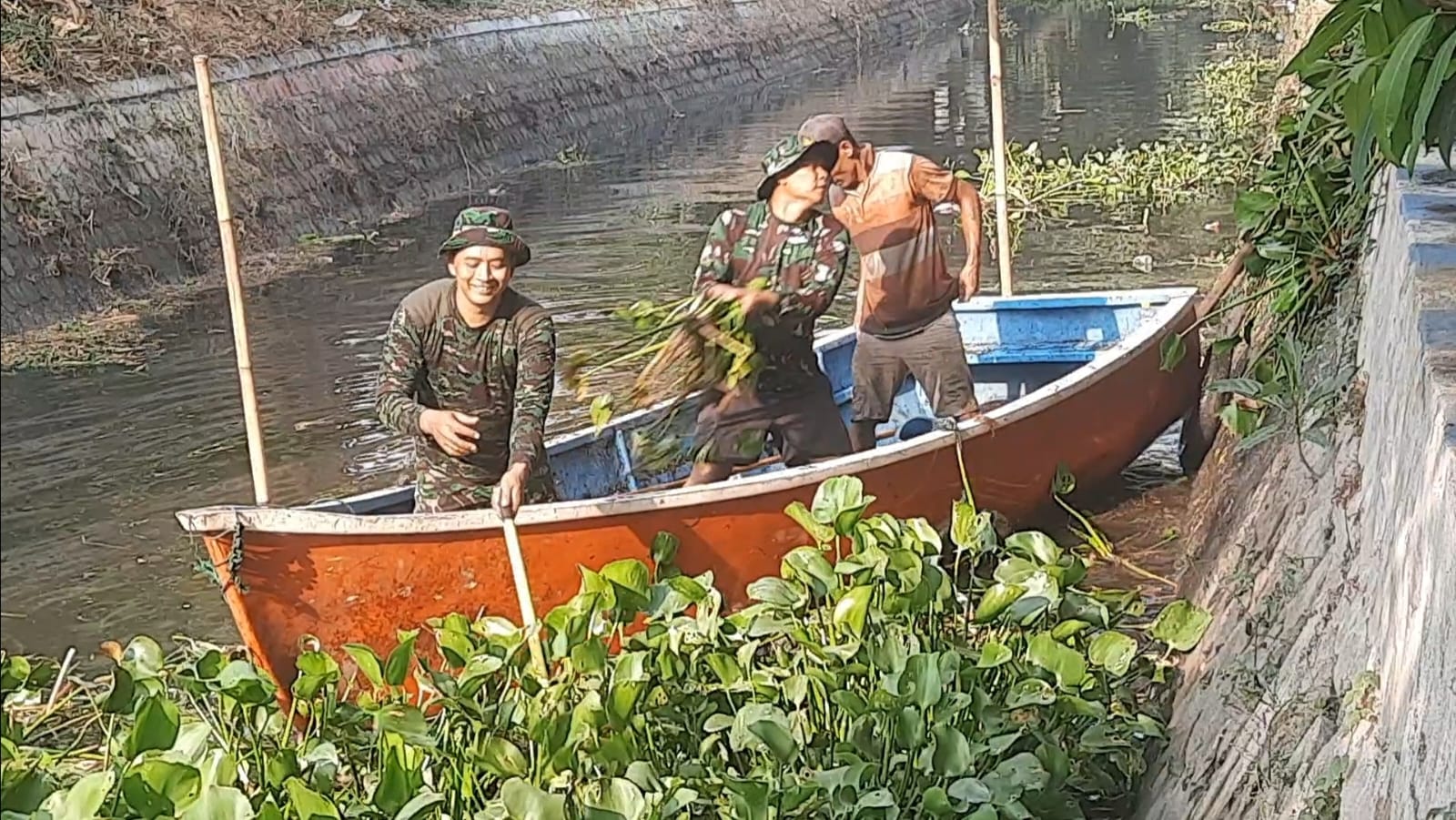 200 TNI Diterjunkan Bersihkan Sampah di Sungai Tropodo