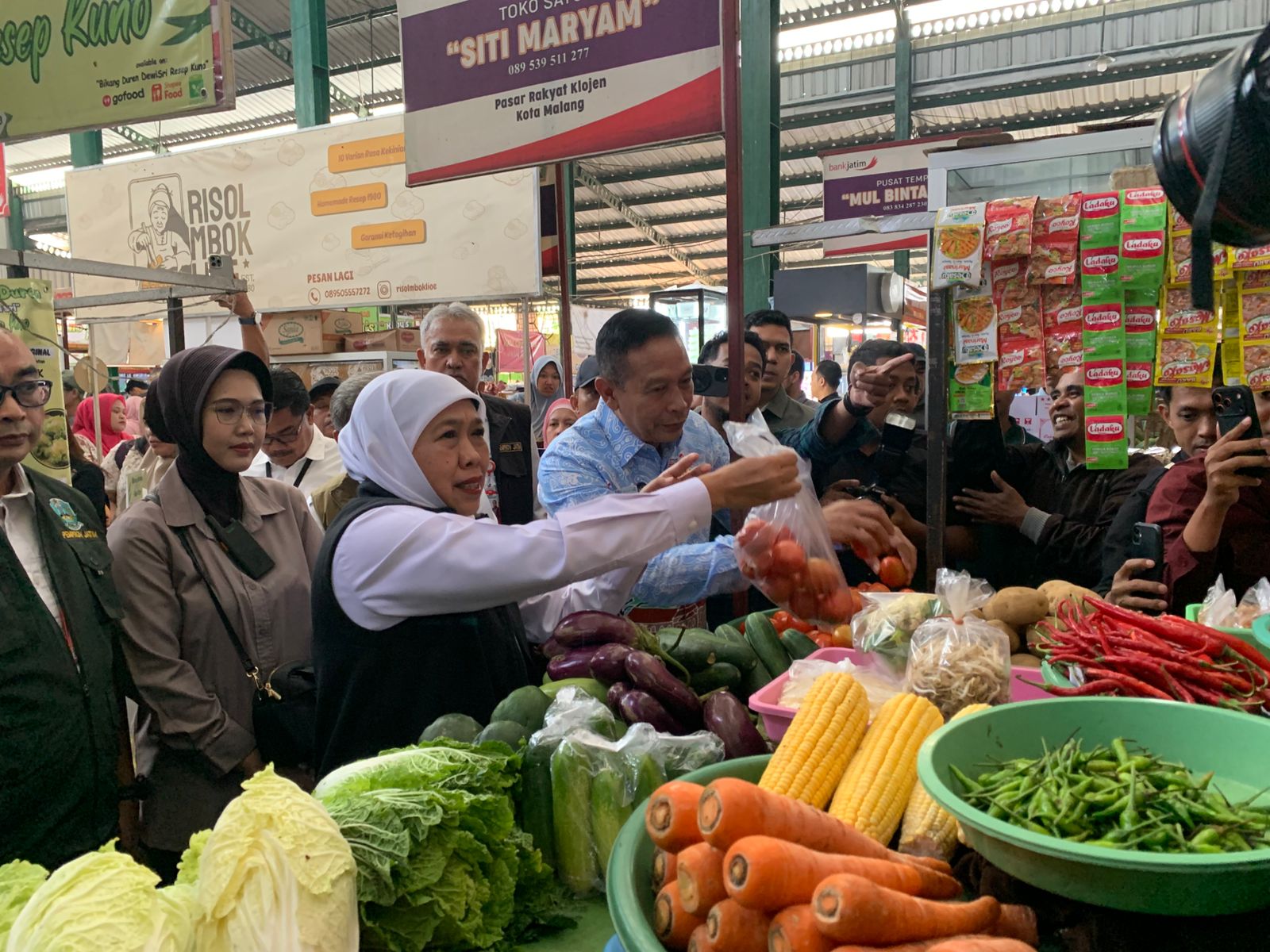 Sidak Pasar di Kota Malang, Gubernur Khofifah Temukan Kelangkaan Beras SPHP dan Minyakita