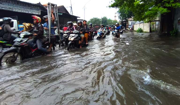 Diguyur Hujan Lebat, Kawasan Asemrowo Surabaya Terendam Banjir
